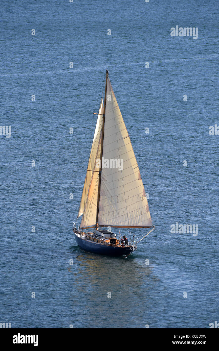 Yacht a vela Barafundle vicino alla baia di Pembrokeshire Foto Stock