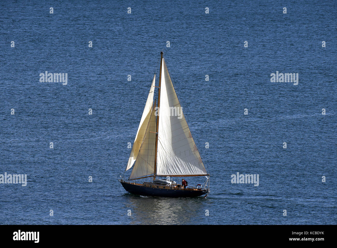 Yacht a vela Barafundle vicino alla baia di Pembrokeshire Foto Stock