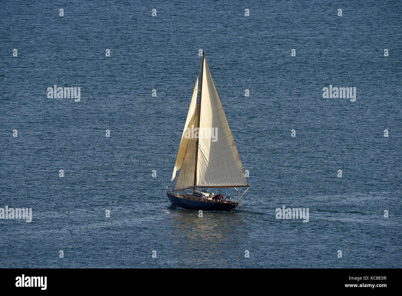 Yacht a vela Barafundle vicino alla baia di Pembrokeshire Foto Stock