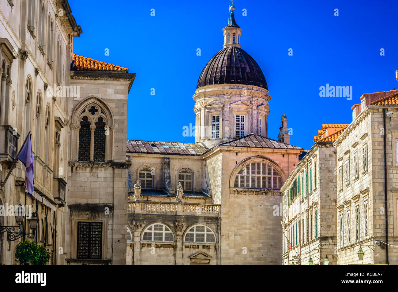 Primo piano a incredibili vecchio dettagli architettonici del Duomo, con la sua facciata in Dubrovnik, Croazia. Foto Stock