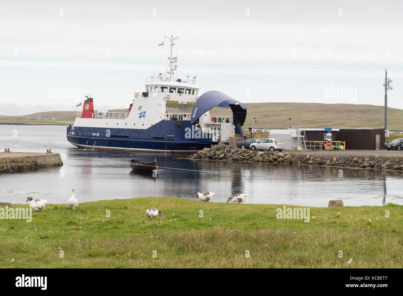 Gutcher, yell a Belmont, Unst traghetto ormeggiato al terminal Gurcher Ferry, Yell, Shetland Islands, Scozia, Regno Unito Foto Stock