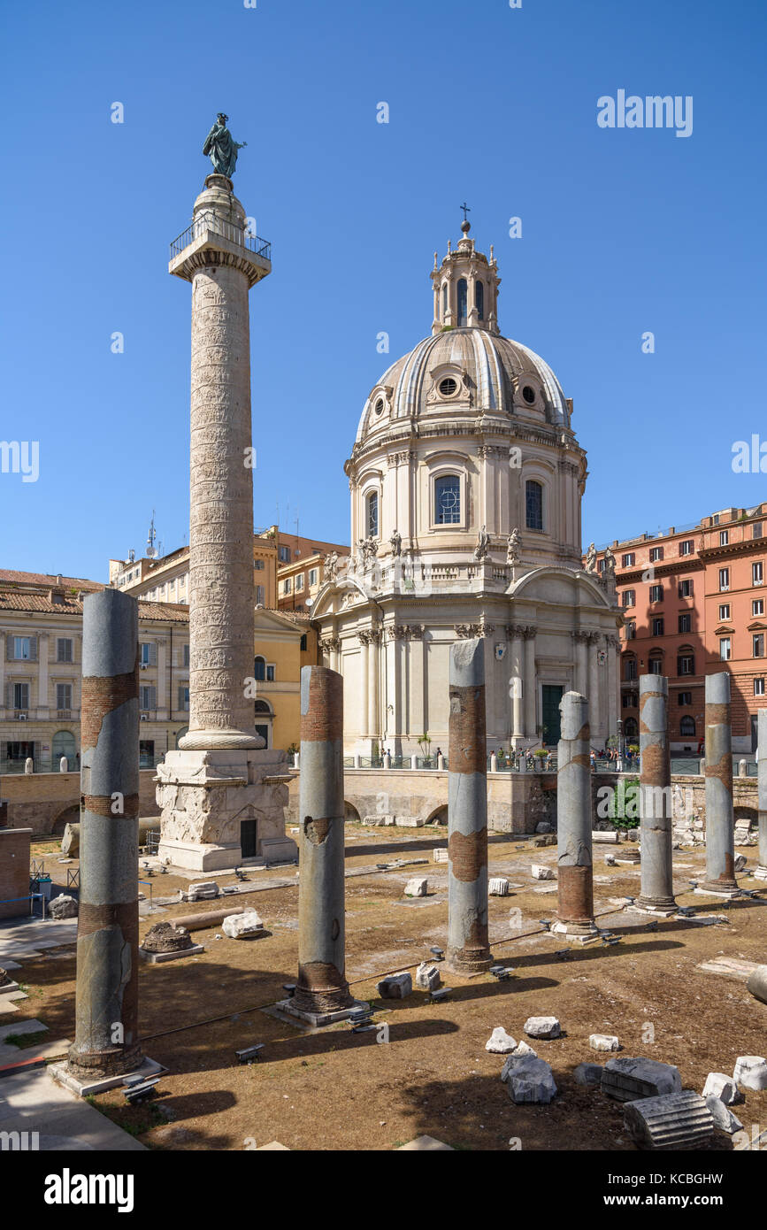 Colonna di Traiano nel Foro di Traiano, Roma, Italia Foto Stock