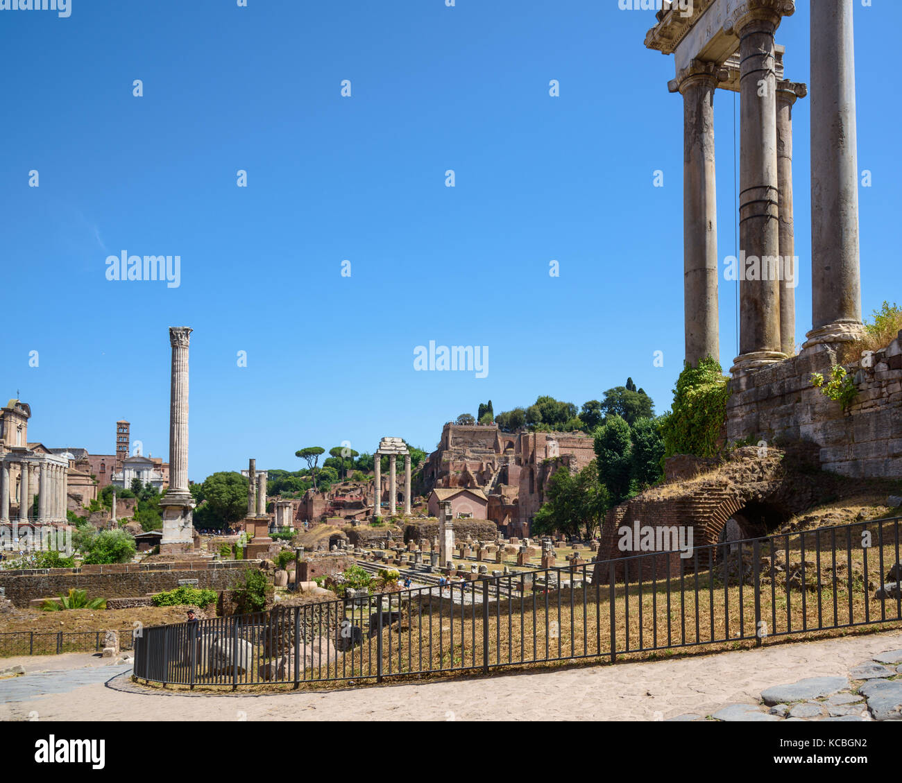 Foro Romano guardando a sud-est di Roma, Italia Foto Stock