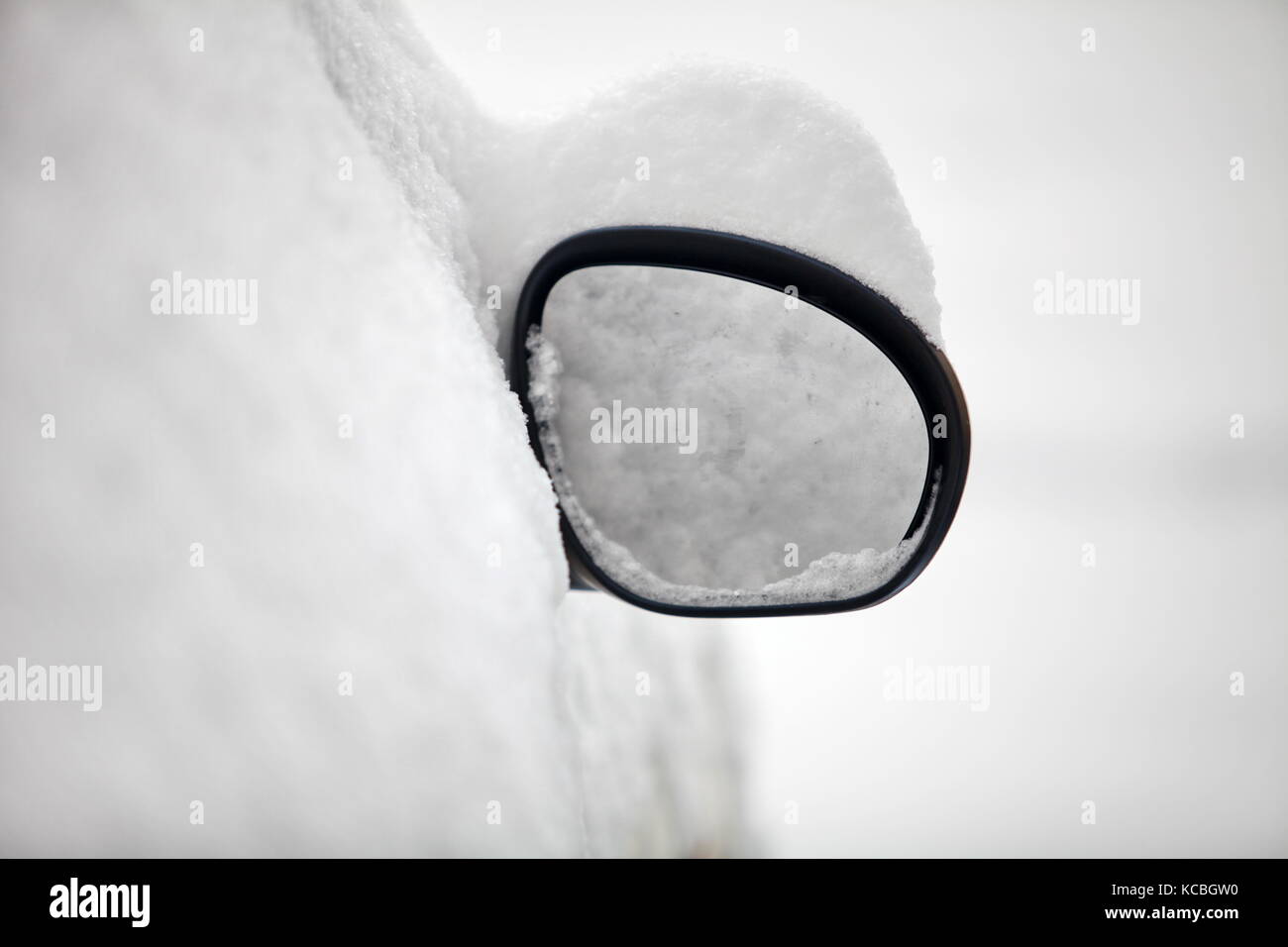 Auto specchietto retrovisore sotto la neve in inverno Foto Stock