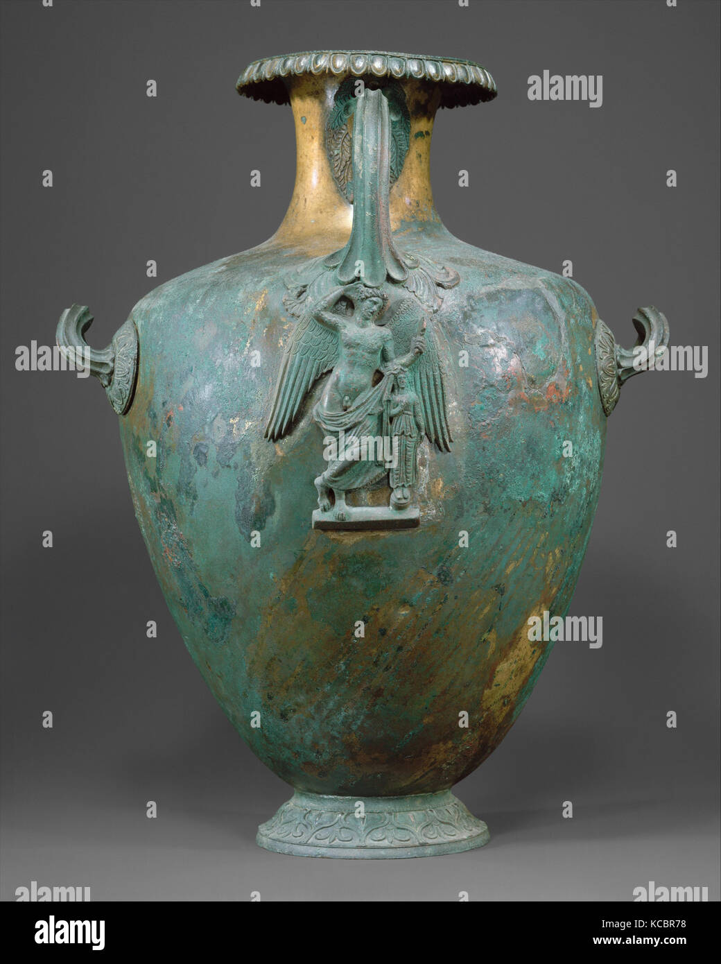 Hydria di bronzo (acqua) jar, classica, del IV secolo A.C., greco, bronzo, H. 19 3/4 in. (50,2 cm), bronzi, l'elegante forma ovoidale Foto Stock