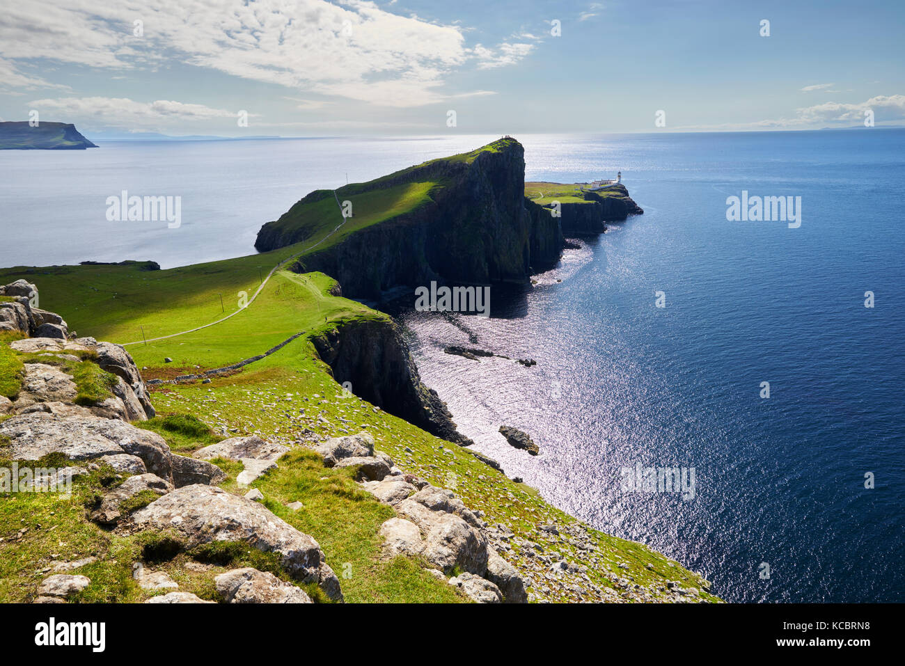 Neist Point lighthouse con un cielo blu su una luminosa giornata di sole sull'Isola di Skye in Scozia. Foto Stock