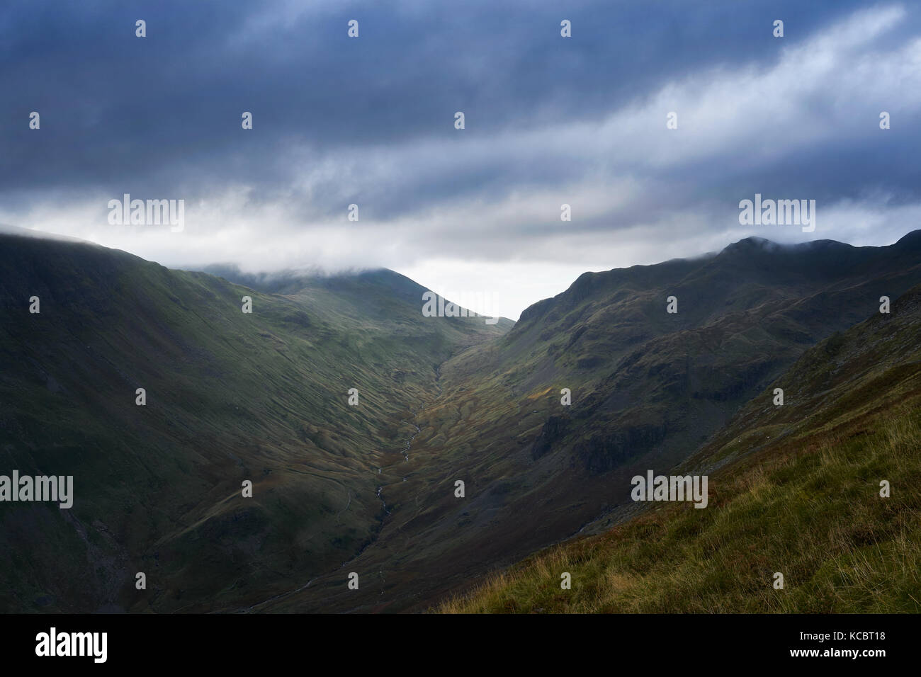 Panorami Grisedale Beck verso i vertici di Fairfield e Dollywagon nel distretto del lago, Inghilterra, Regno Unito. Foto Stock