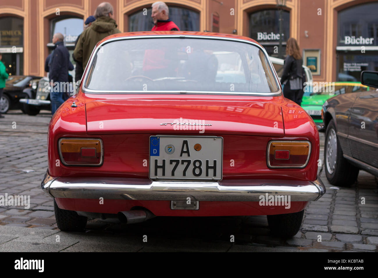 Augsburg, Germania - 1 ottobre 2017: Alfa Romeo GT 1300 Junior oldtimer auto presso il classico fuggerstadt 2017 oldtimer rallye su ottobre 1, 2017 in aug Foto Stock