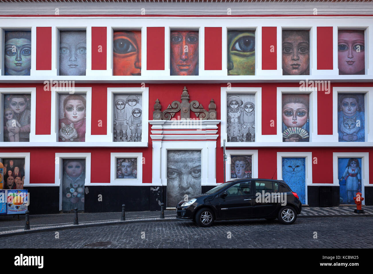 La parete della casa dipinta con immagini varie, città vecchia, angra do heroismo, sito patrimonio mondiale dell'UNESCO, l'isola di Terceira Foto Stock