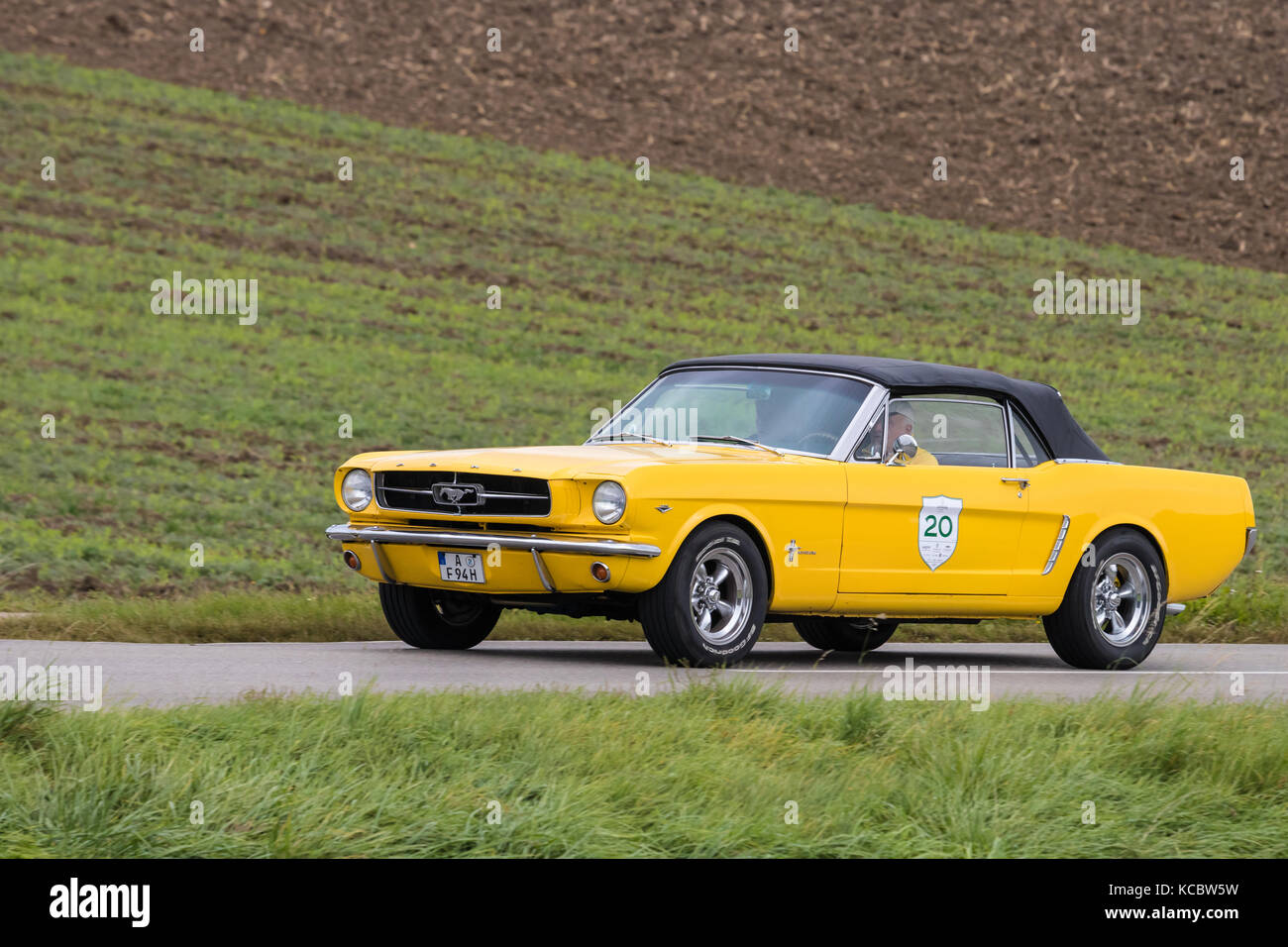 Augsburg, Germania - 1 ottobre 2017: ford mustang oldtimer auto presso il classico fuggerstadt 2017 oldtimer rallye il 1 ottobre 2017 ad Augsburg, Germania Foto Stock