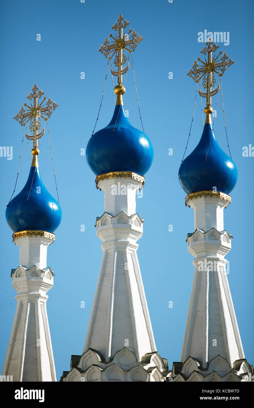 Guglia della chiesa con croci dorate, chiesa della Natività della Theotokos a putinki, Mosca, Russia Foto Stock