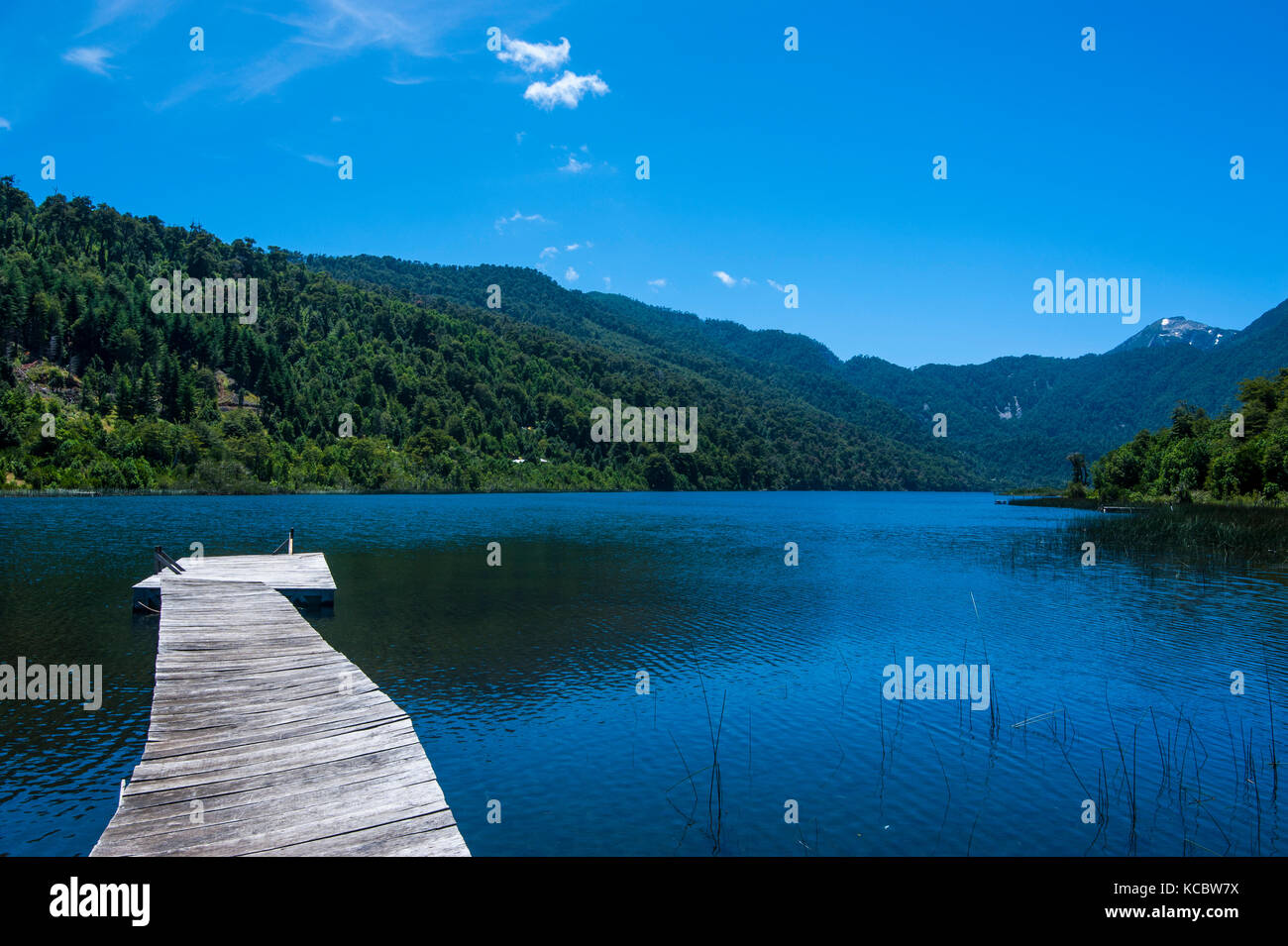 La barca di legno del molo sul lago tinquilco nel huerquehue, sud del Cile Foto Stock