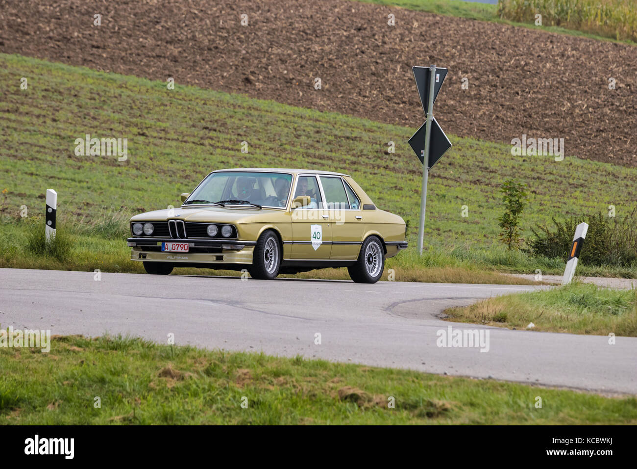 Augsburg, Germania - 1 ottobre 2017: BMW Alpina oldtimer auto presso il classico fuggerstadt 2017 oldtimer rallye il 1 ottobre 2017 ad Augsburg, Germania. Foto Stock