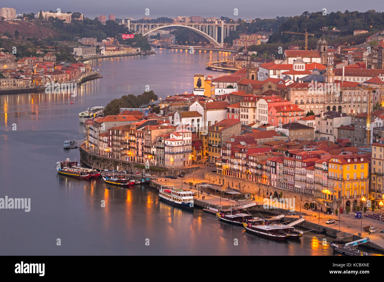 Fiume Douro e la storica città vecchia di Ribeira, dawn, porto, Portogallo Foto Stock