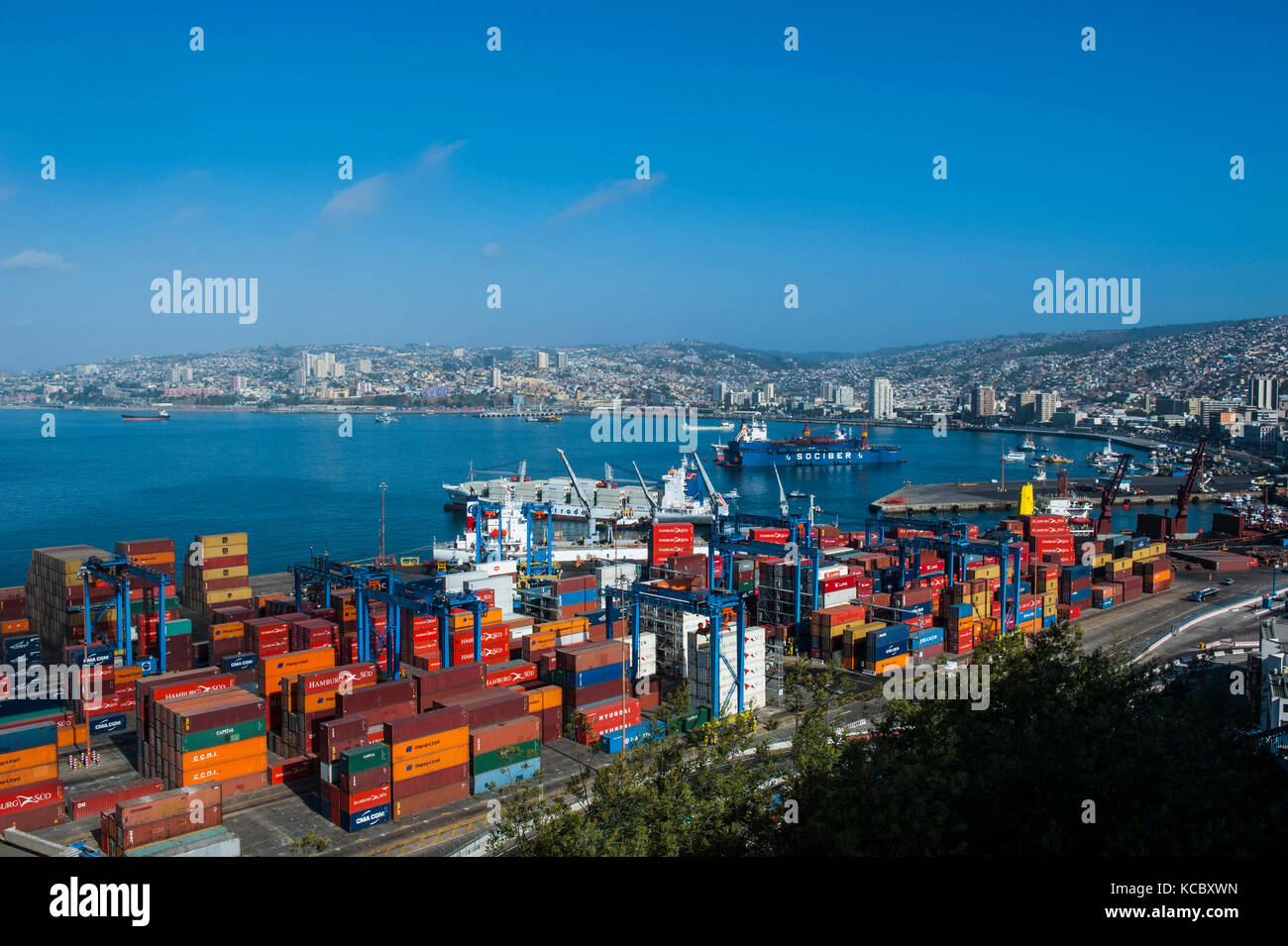 Si affacciano sul porto di carico, Valparaiso, Cile Foto Stock