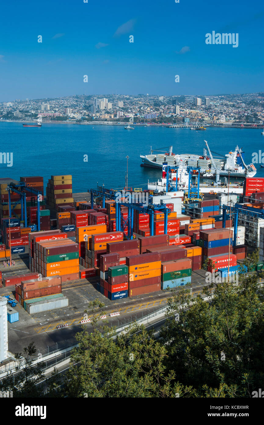 Si affacciano sul porto di carico, Valparaiso, Cile Foto Stock