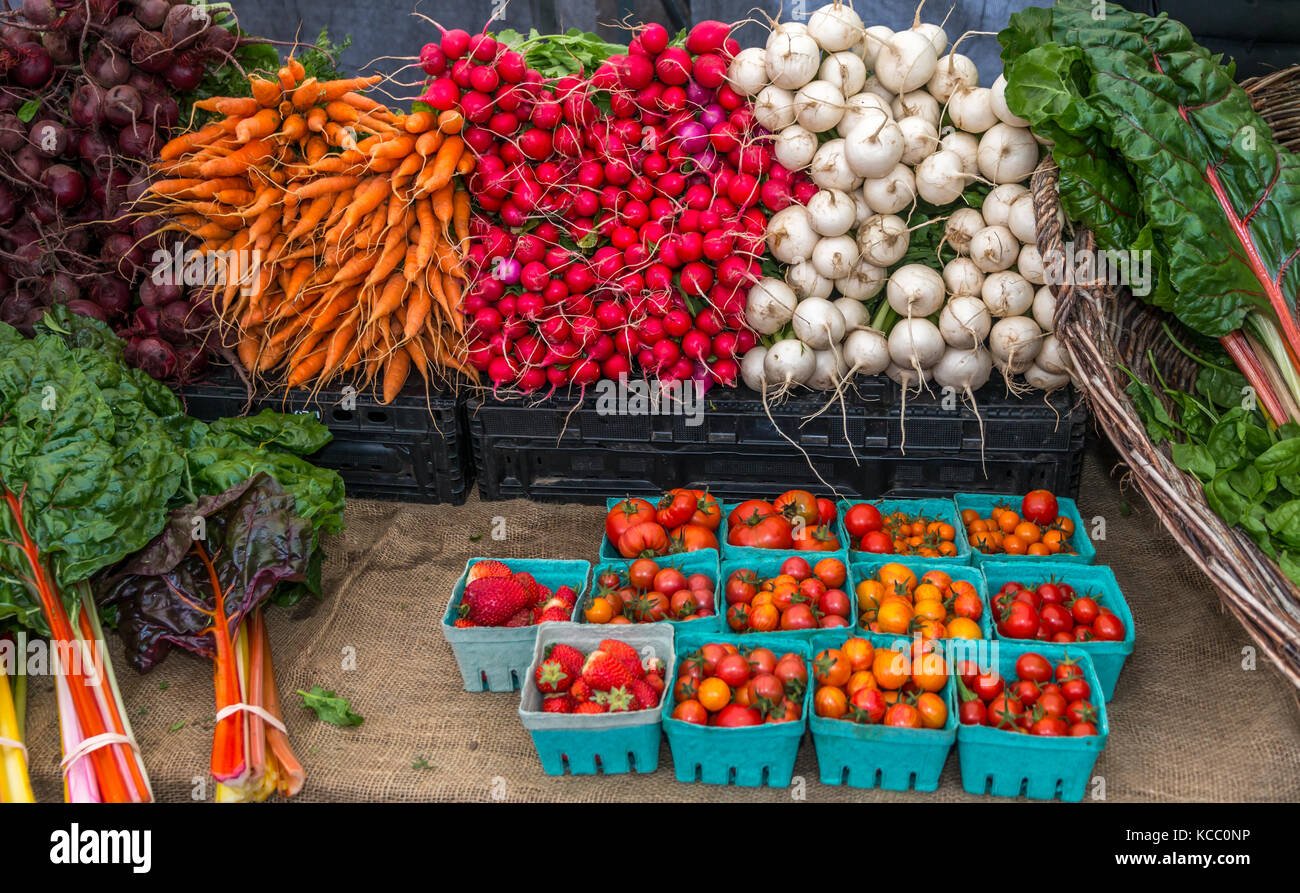 Verdure in vendita al mercato degli agricoltori Foto Stock