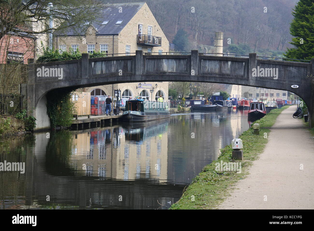 Restringere le barche sul fiume Calder, Hebden Bridge, Yorkshire Foto Stock