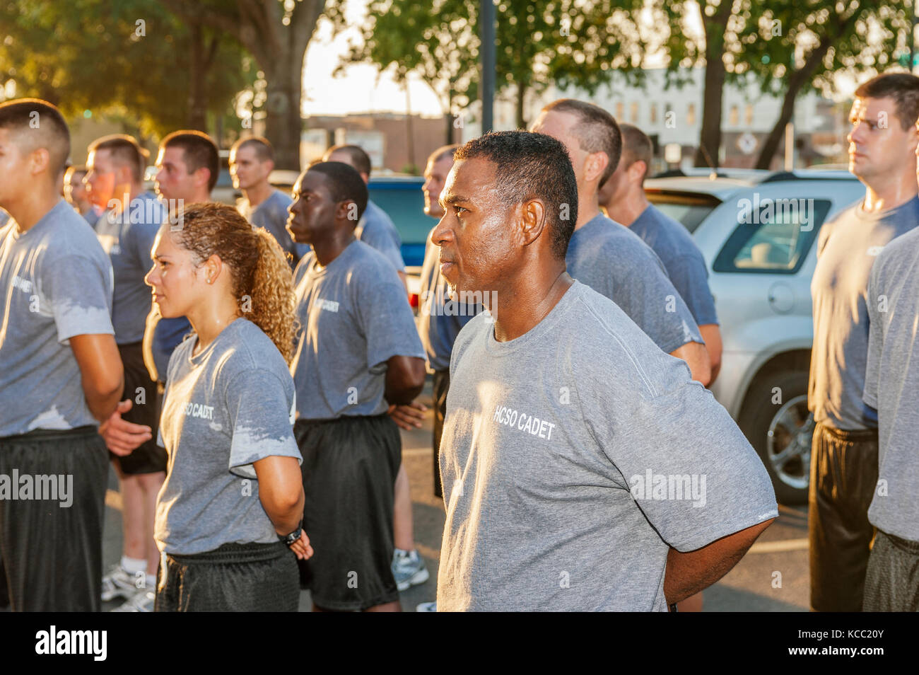 Polizia, applicazione della legge reclutare classe in piedi in formazione dopo la formazione gestita attraverso strade di Ybor City, Tampa, Florida, Stati Uniti d'America. Foto Stock