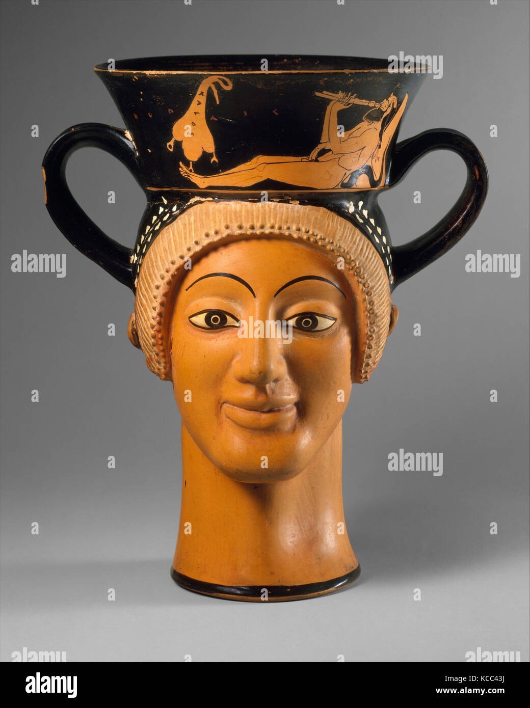 Kantharos in terracotta (Bicchiere con manici alta): due teste femminili, ca. 490-480 A.C. Foto Stock
