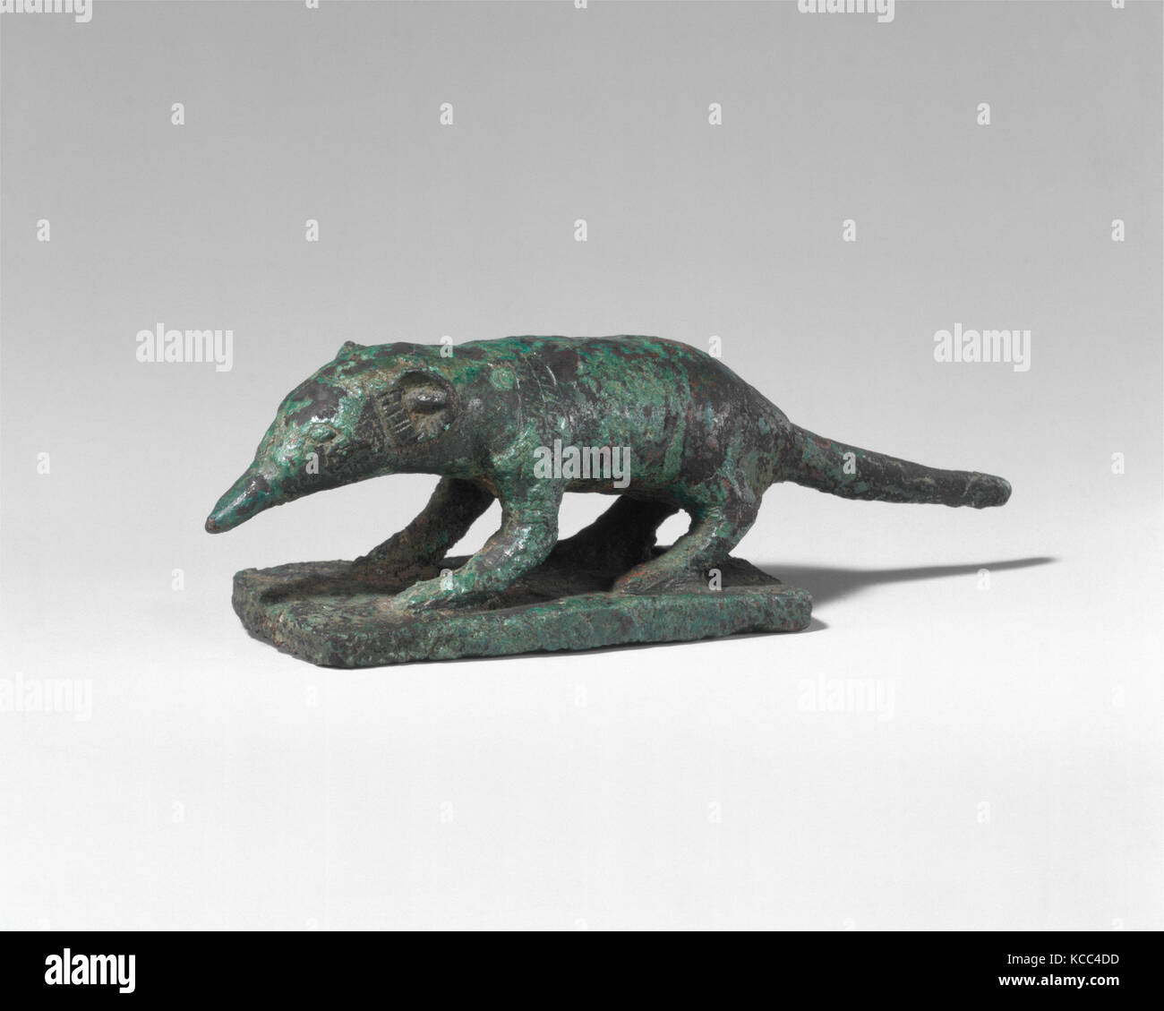 Megera, periodo tolemaico, 304 A.C.-30 A.C., dall'Egitto, metallo rameico, H. 3 cm (1 3/16 in.); W. 2,5 cm (1 in.); L. 9,6 cm (3 3/4 Foto Stock