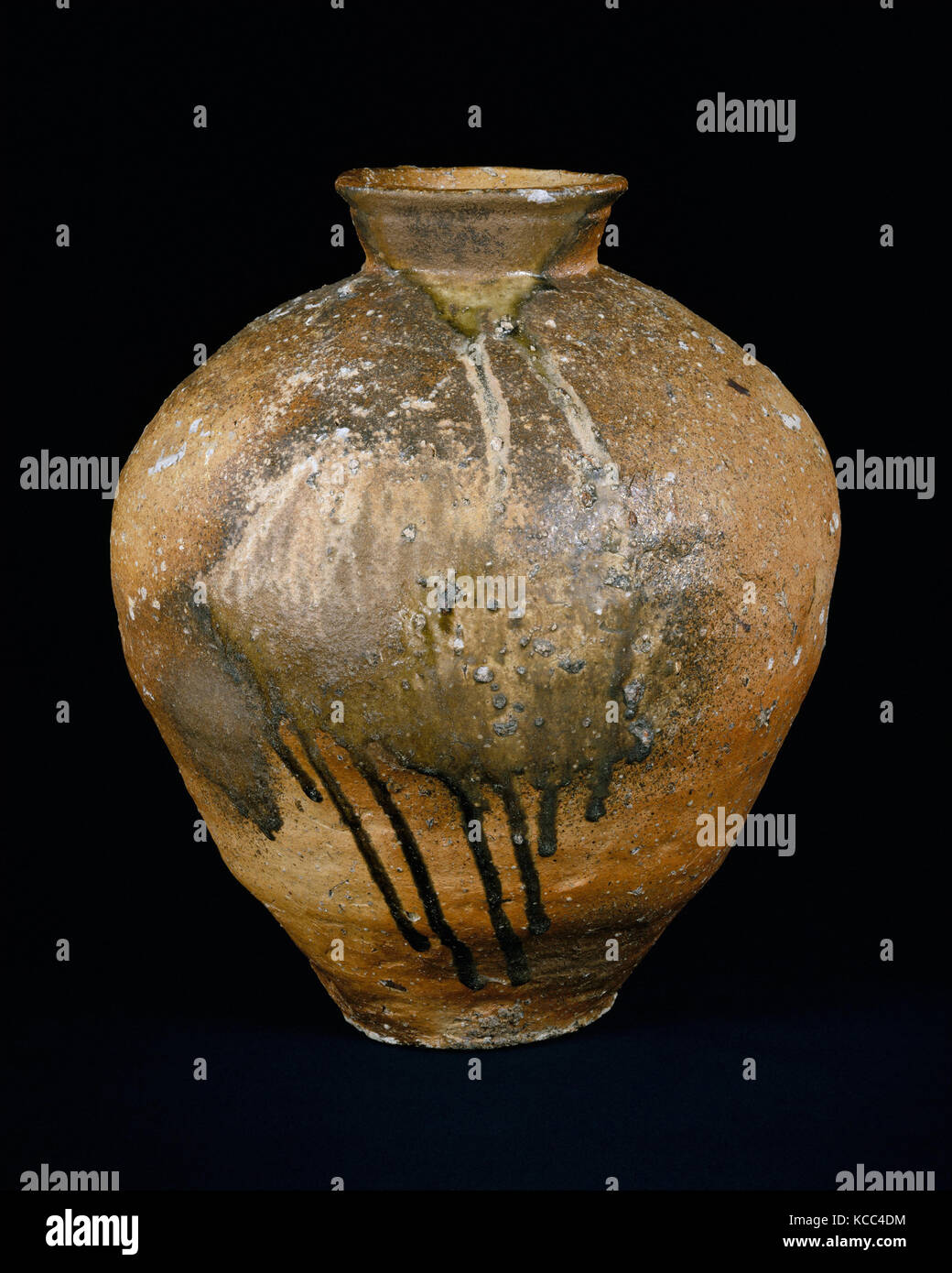 Storage Jar, periodo Muromachi (1392-1573), XIV-XV secolo, Giappone, grès naturale con smalto di cenere (Shigaraki ware), H. 18 3 Foto Stock