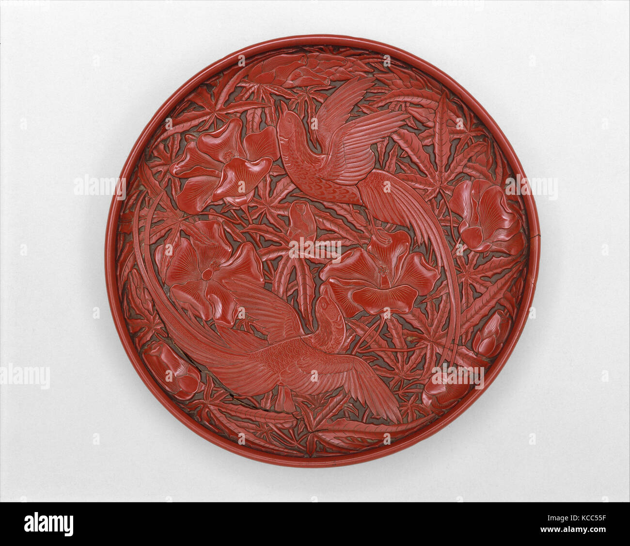 元 剔紅綬帶秋葵紋漆盤, piatto con una lunga coda di uccelli e hollyhock, xiv secolo Foto Stock