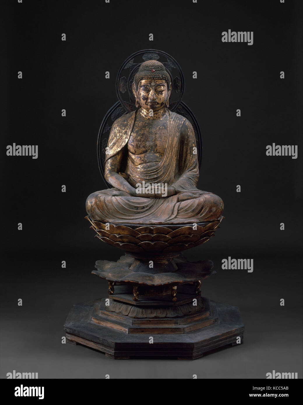 Amida Nyorai, 阿弥陀如来坐像, periodo Kamakura (1185-1333), ca. 1250, in Giappone, in legno con foglia oro, complessivo: H. 34 5/8 in. (87.9 cm); W Foto Stock