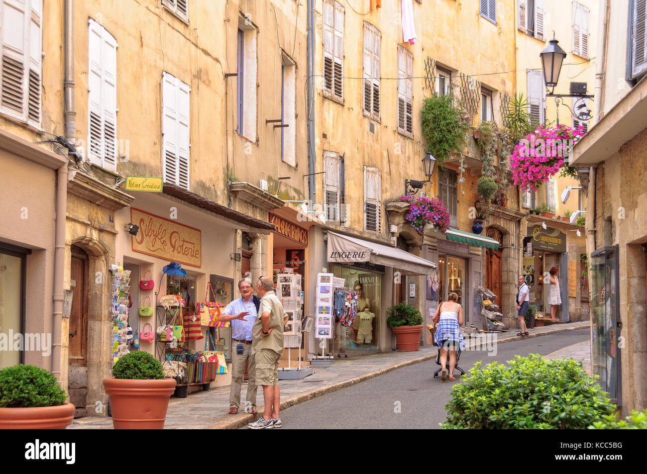 Negozi lungo rue amiral de Grasse  Grasse, Francia Foto stock  Alamy