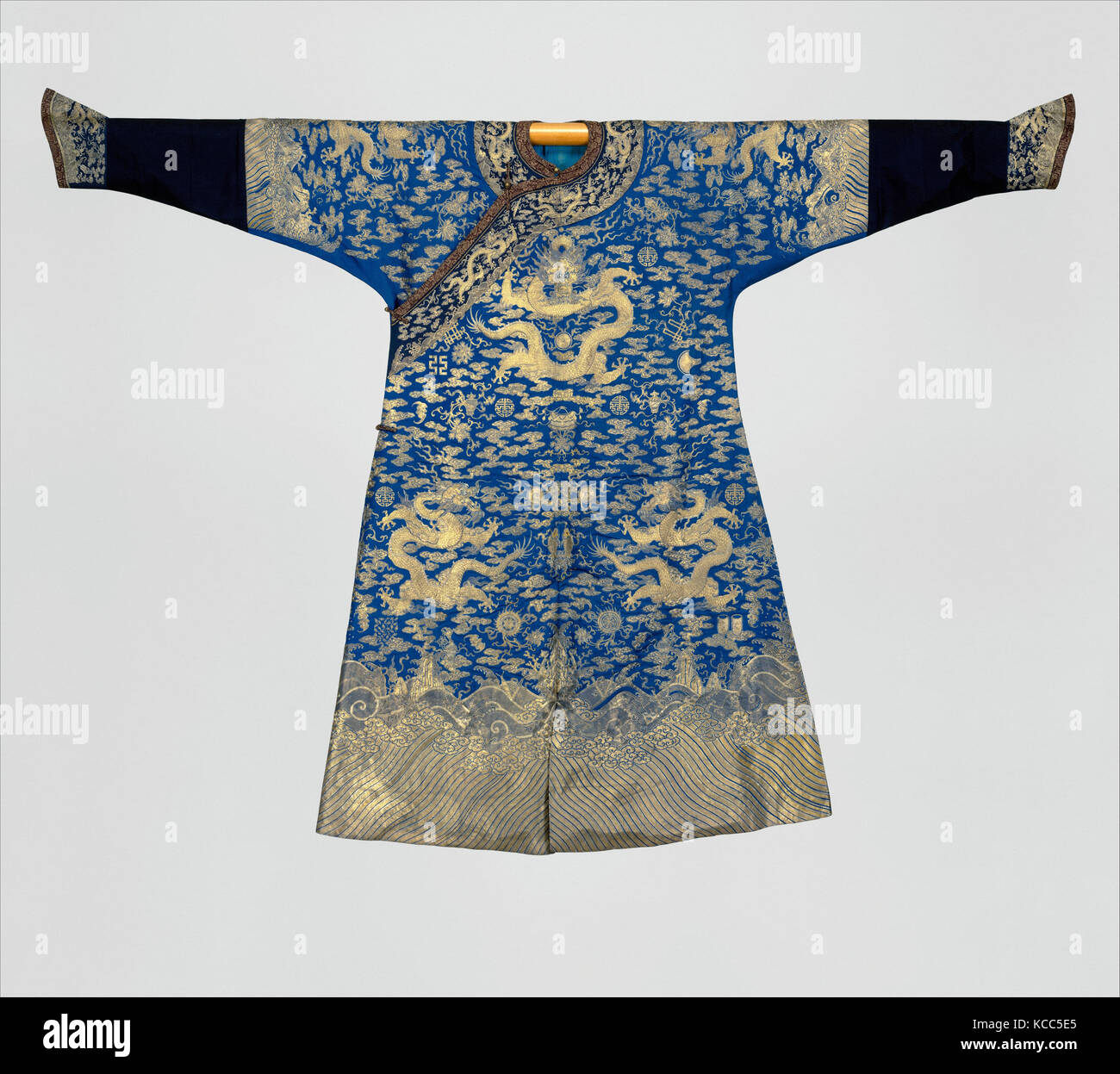 Festival accappatoio, dinastia Qing (1644-1911), la seconda metà del XVIII secolo, in Cina, in seta e oro-argento filo ricamo su Foto Stock