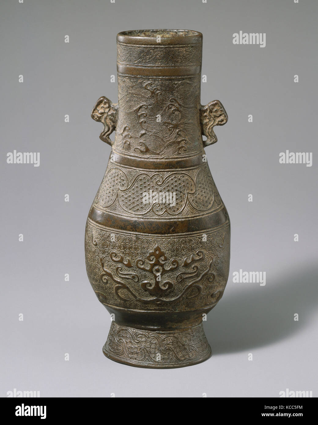 金／元 雲耳銅瓶, VASE, Jin (1115-1234)-Yuan (1271-1368) dinastia, del XIII secolo, la Cina, bronzo, H. 7 1/4 in. (18,4 cm); W. 3 3/8 in. (8.6 Foto Stock