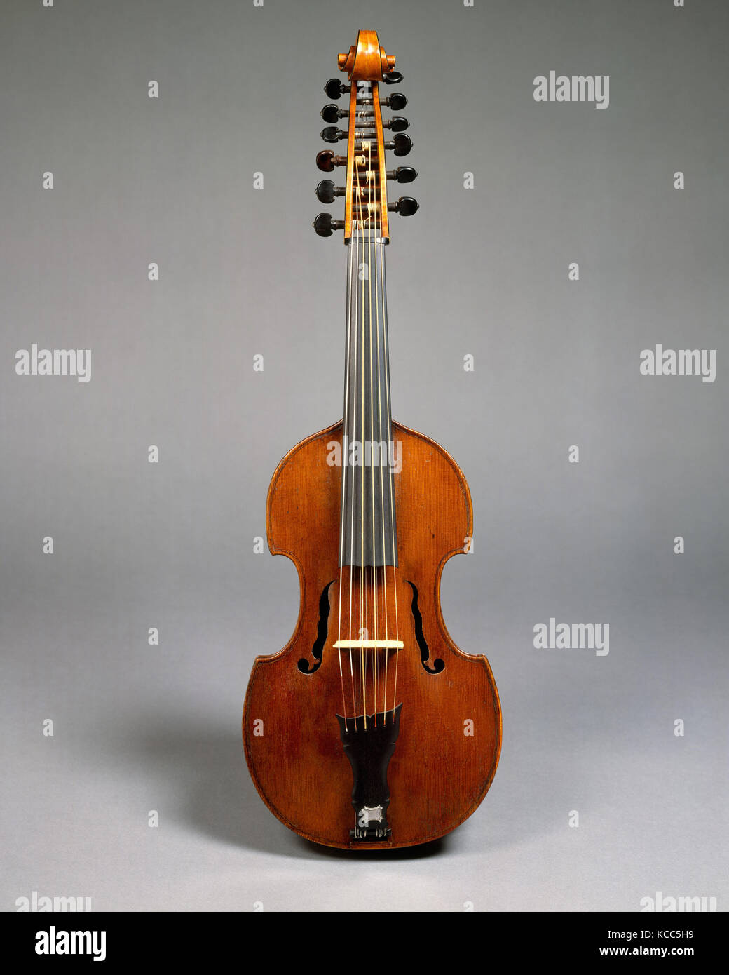Viola d'Amore, ca. 1780, Napoli, Italia, ITALIANO, Abete rosso, acero, ebano, corpo L. 35,7 cm (14-1/16 in.); si inginocchiò string L. 48,7 (19-3 Foto Stock