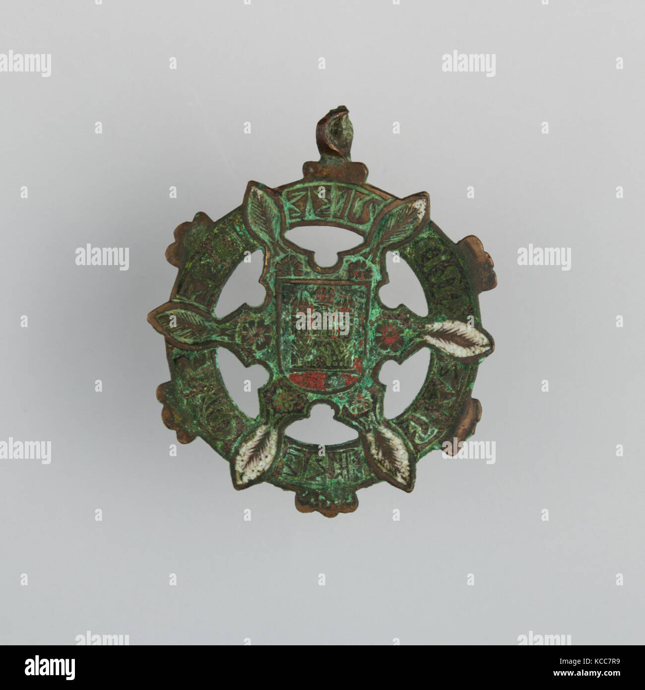 Badge (probabilmente dal cablaggio del cavallo), ca. 1400, spagnolo, rame, H. 3 1/4 in. (8.3 cm); W. 2 3/4 in. (7 cm); Wt. 1.5 oz. (42,5 g Foto Stock