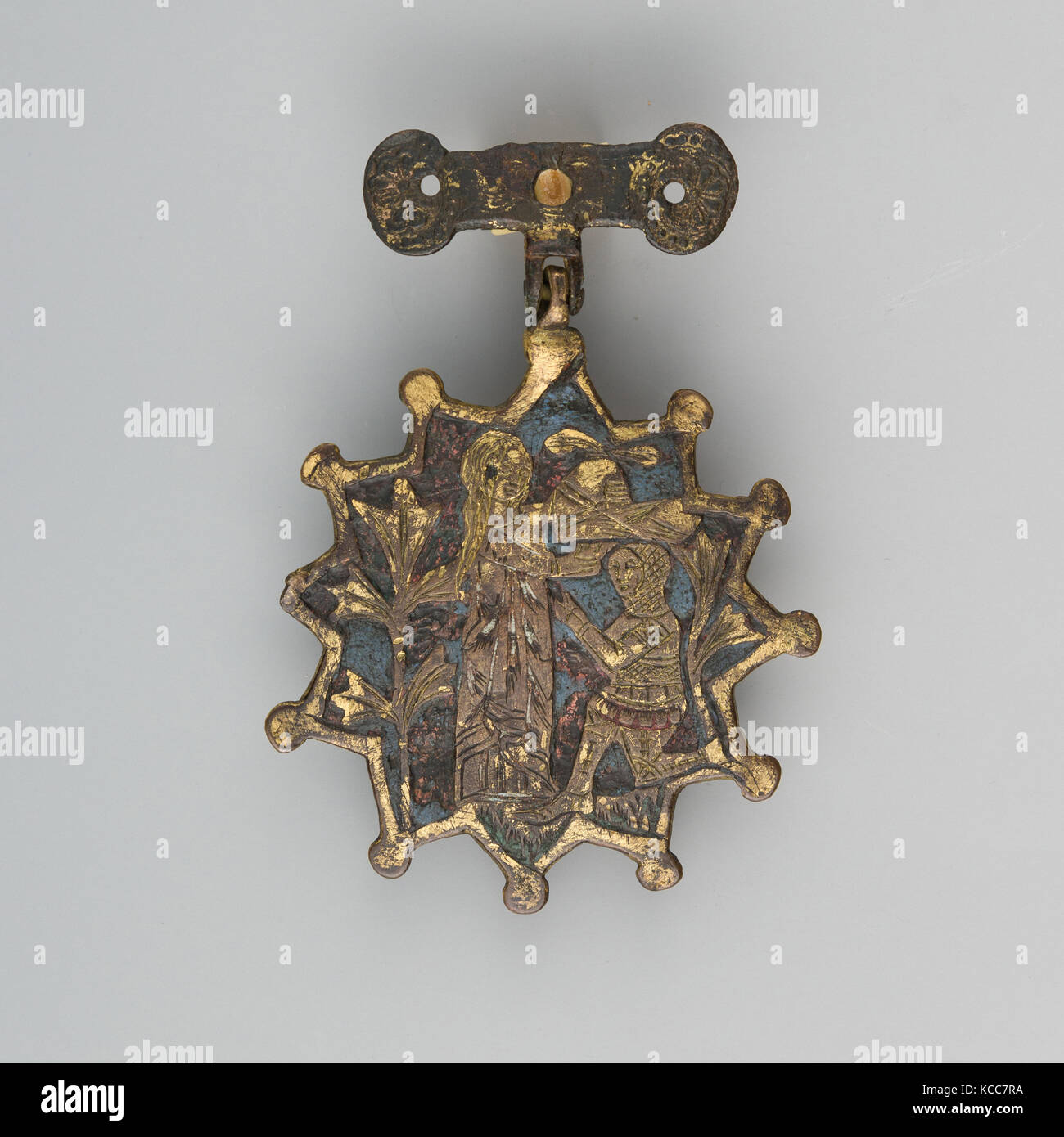 Badge, del secolo XIV, Spagnolo, rame, oro, smalto, H. 4. (10,2 cm); W. 2 3/4 in. (7 cm); Wt. 1.5 oz. (42,5 g), varie Foto Stock