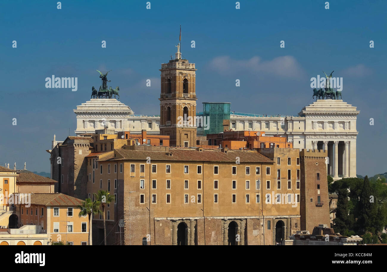 Il municipio di Roma e l'altare della Patria sullo sfondo. Foto Stock