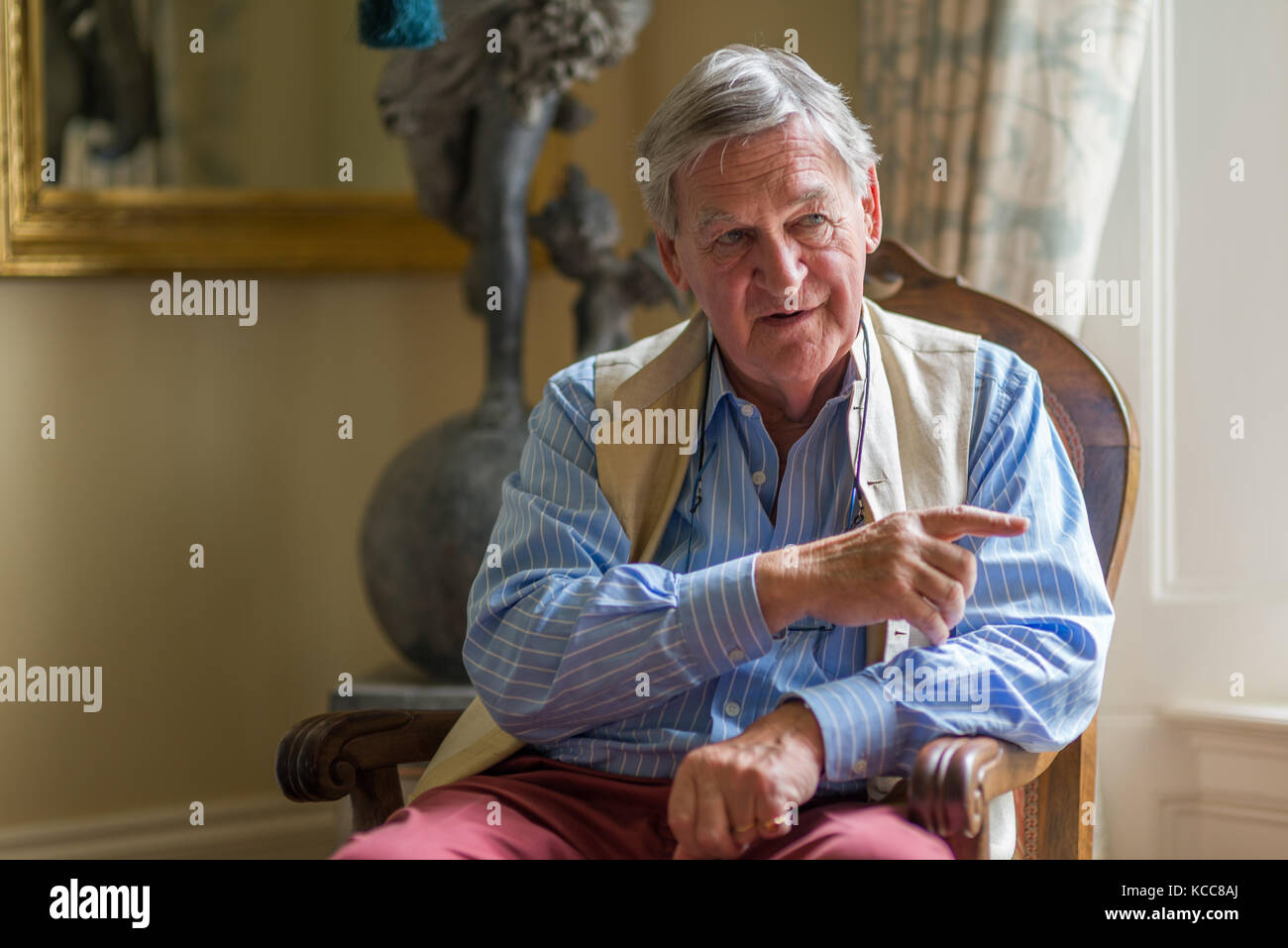 Wine writer Hugh Johnson nella sua casa a Londra, Gran Bretagna Foto Stock