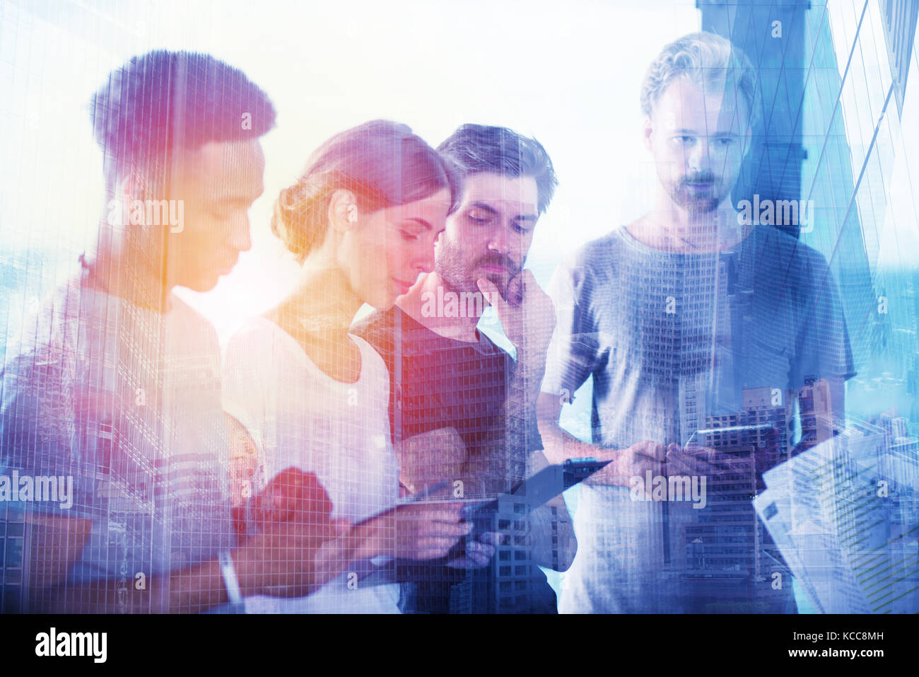 Team di imprenditori Visualizza progetto su tablet. concetto di cooperazione e tecnologia Foto Stock