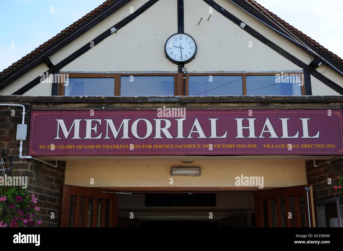 Memorial Hall, Bovingdon, Hertfordshire. Fu eretto nel 1921 "per la gloria di Dio in gratitudine per il servizio, il sacrificio e la vittoria Foto Stock