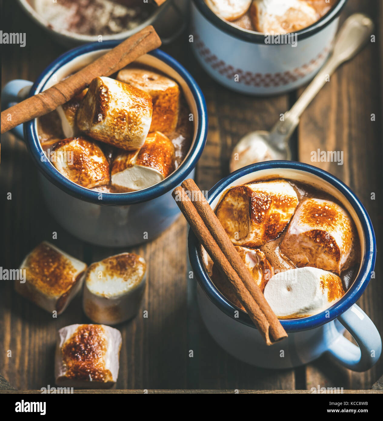 Cioccolata calda con cannella e torrefatto marshmallows, quadrato ritaglia Foto Stock