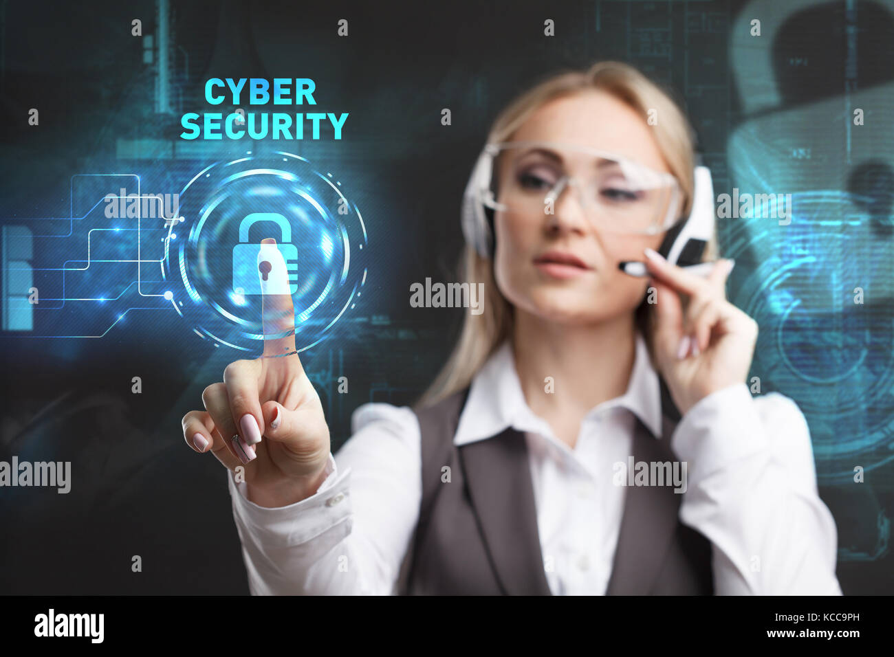 Giovane imprenditrice lavorando in bicchieri virtuale, selezionare l'icona cyber security sul display virtuale Foto Stock