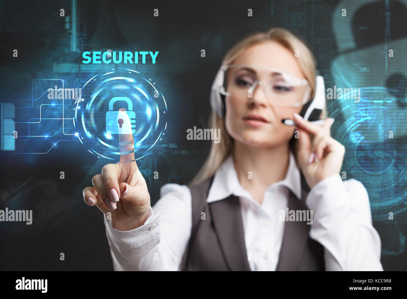 Giovane imprenditrice lavorando in bicchieri virtuale, selezionare l'icona sicurezza sul display virtuale Foto Stock
