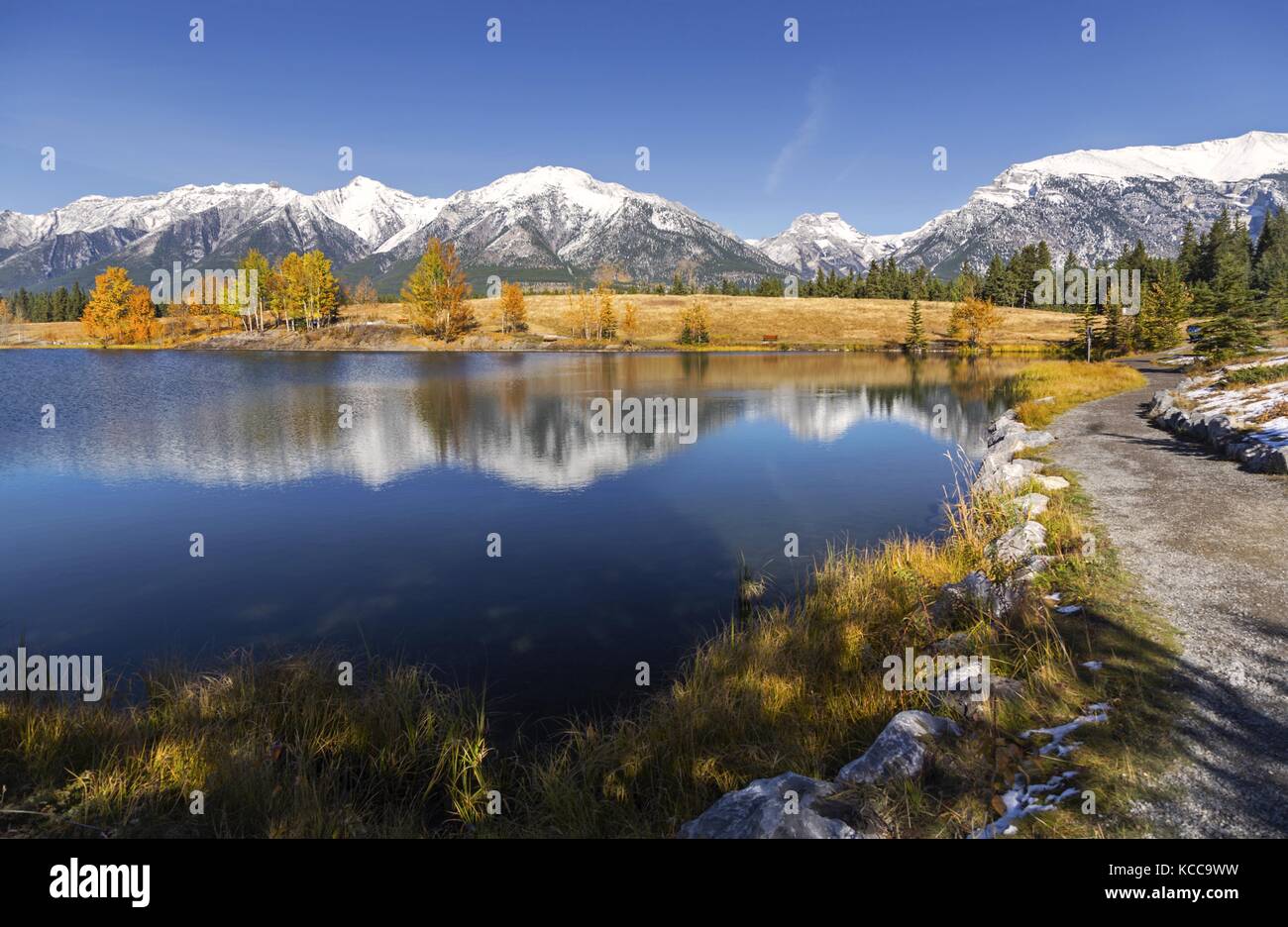 Paesaggio autunnale e lontane montagne rocciose cime dalla cava Lago sopra Canmore in Alberta colline vicino a Banff National Park in Canada Foto Stock