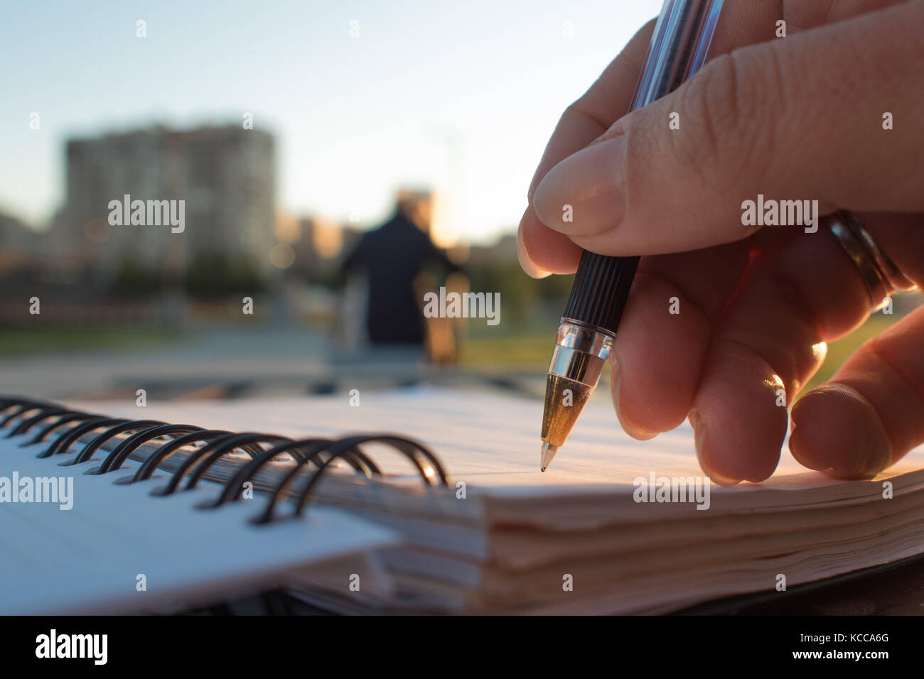 Close-up, iscritto in un notebook, sviluppare un piano di azione Foto Stock