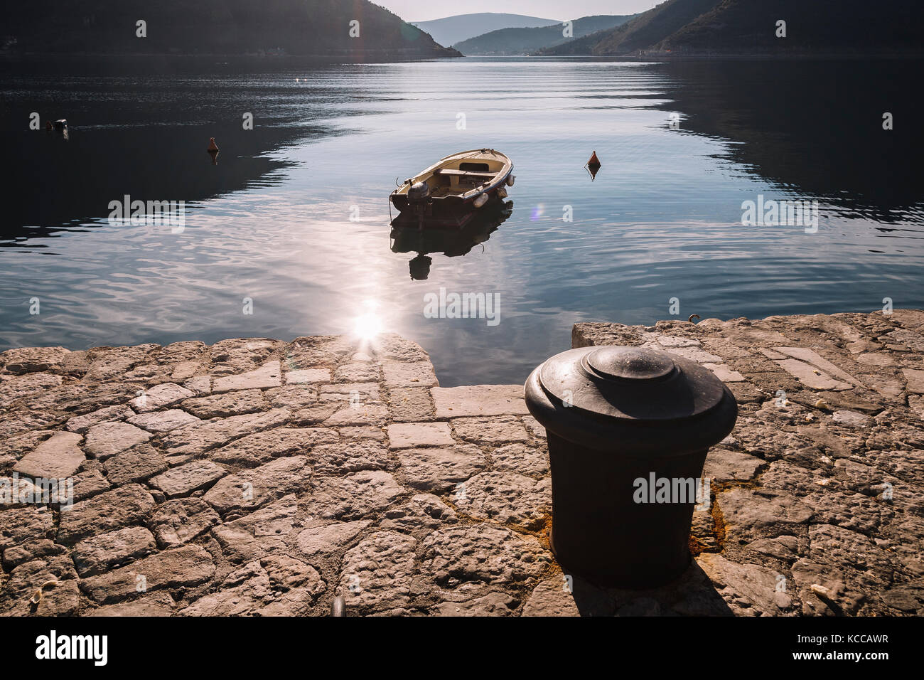 Piccola barca di fronte pier Foto Stock