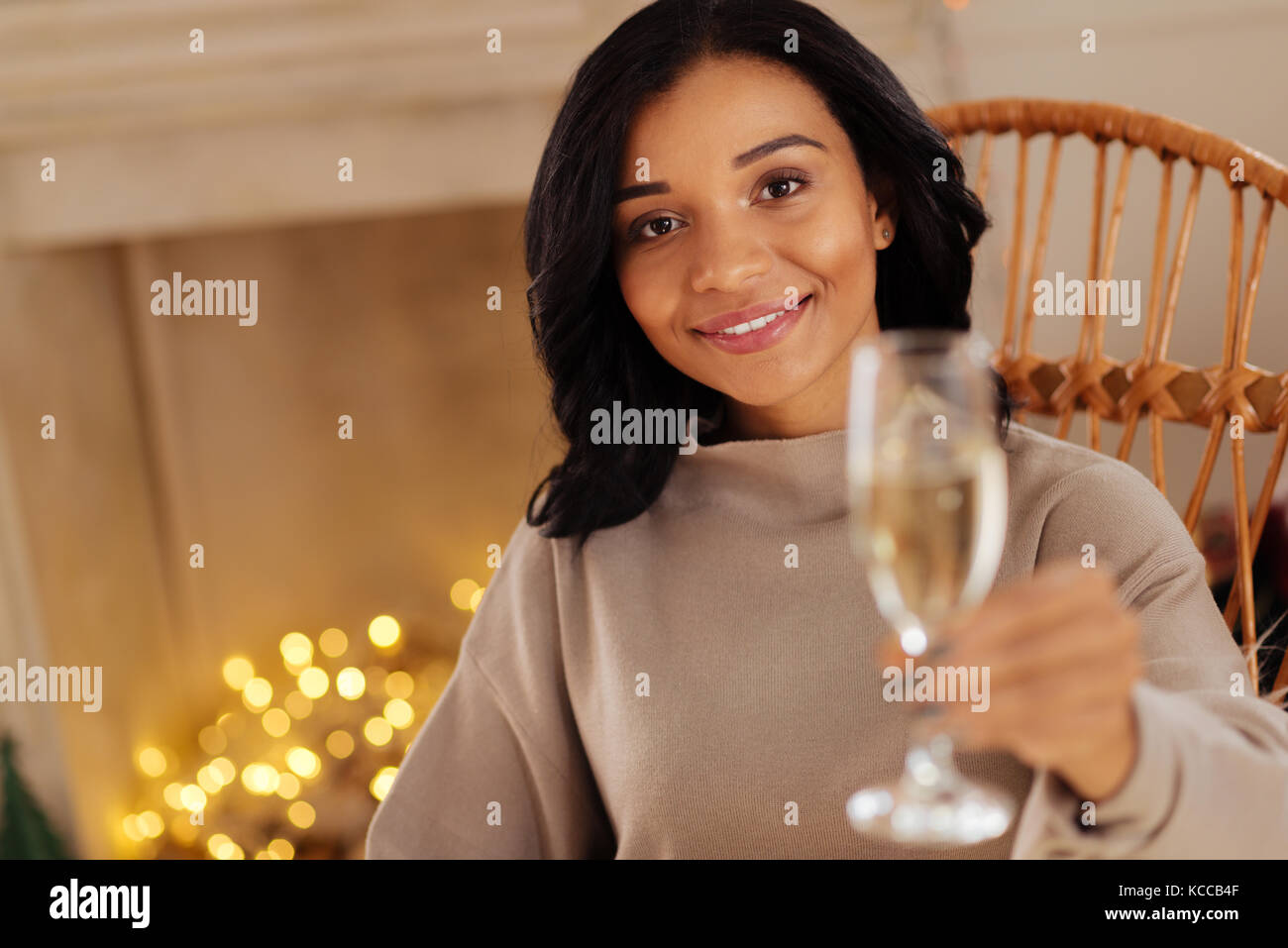Piacevole giovane donna in posa con un bicchiere di champagne Foto Stock