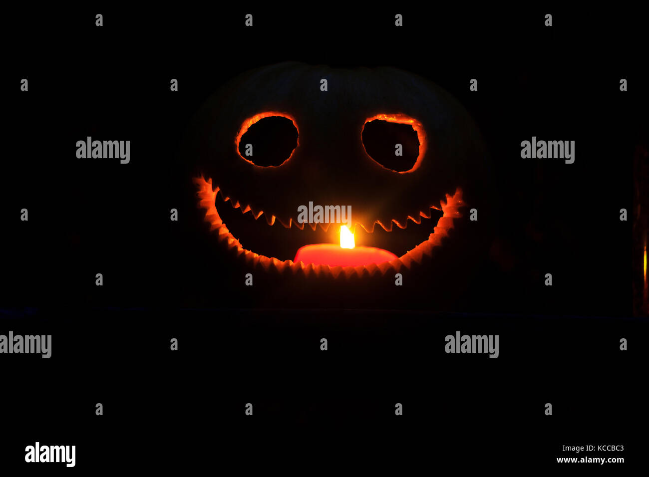 Testa di zucca con un sorriso brillante Foto Stock