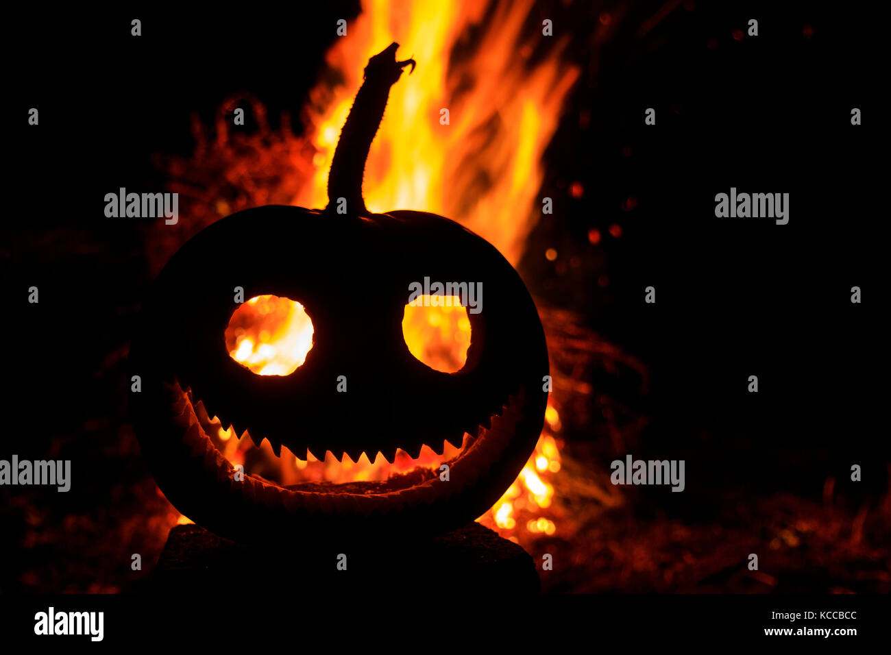 Grin dannoso testa di zucca con un incendio in background Foto Stock