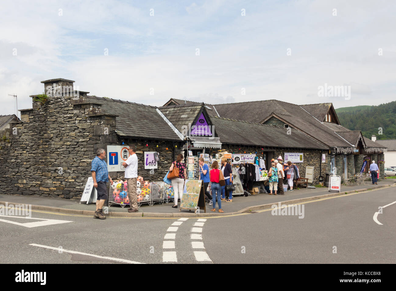 Turisti e visitatori di navigare al di fuori della K70 Ooh-la-la abbigliamento, arredamento e negozio di articoli da regalo nel villaggio di Hawkshead, Lake District, Cumbria. Foto Stock
