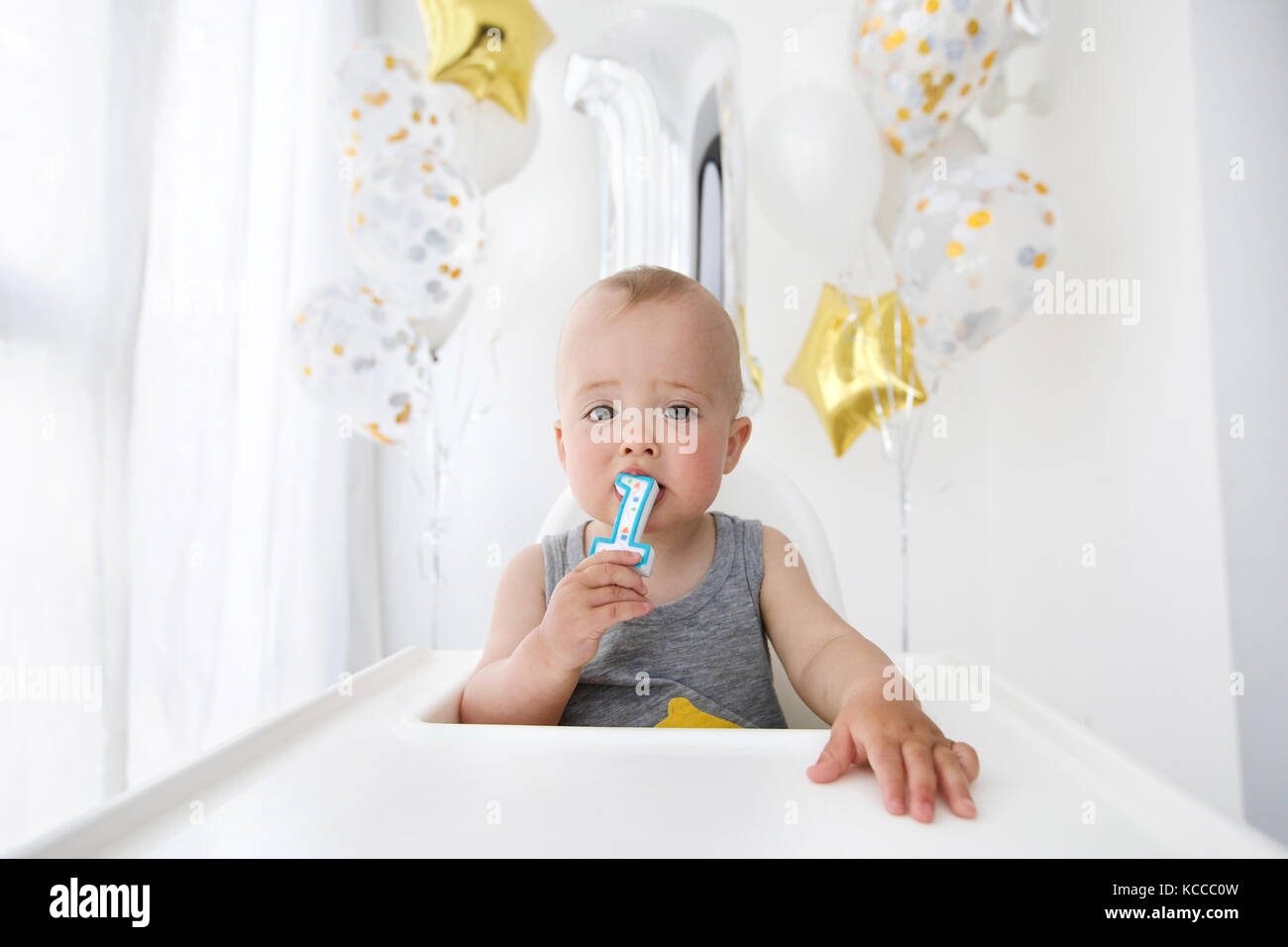 Baby boy celebrando primo compleanno su sfondo bianco Foto Stock