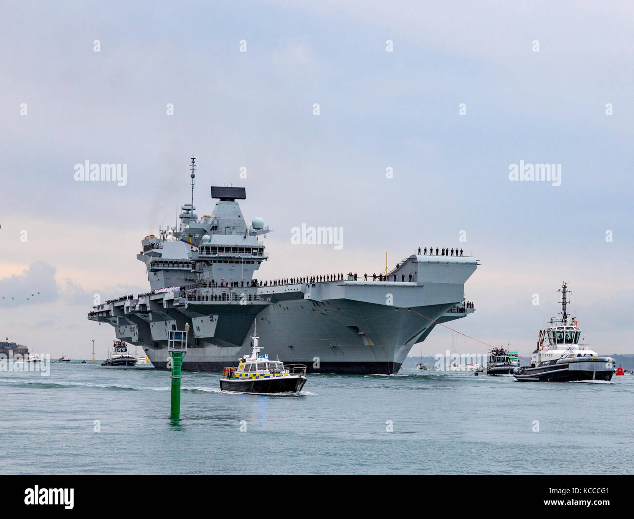 Portaerei HMS Queen Elizabeth entra nel porto di Portsmouth per la prima volta Foto Stock